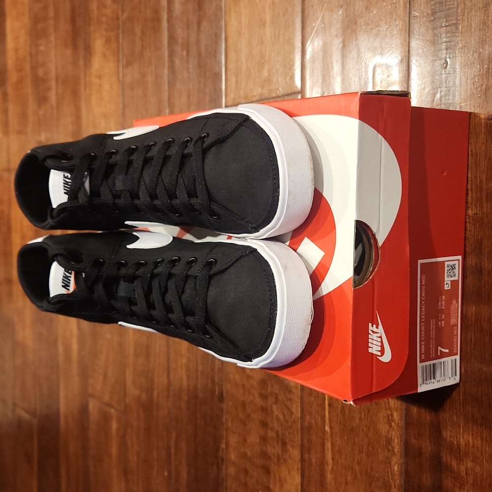Nike Women's Court Legacy Mid Canvas Sneaker Black & White.  Size 7  NEW IN BOX